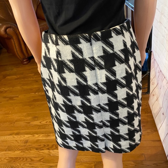 Amanda & Chelsea black & white pattern skirt size 4 business casual - Picture 3 of 16